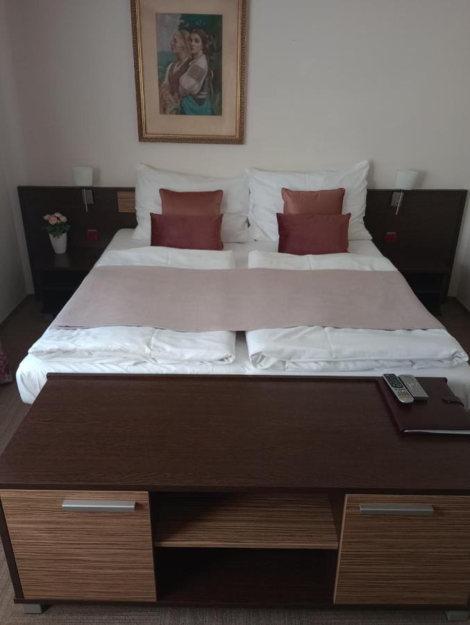 Adameva Resort ปิเอชตานี ภายนอก รูปภาพ